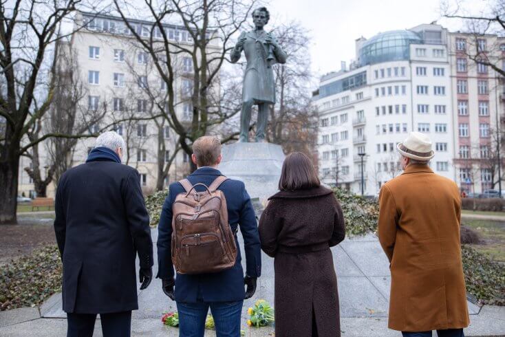 Ціханоўская і іншыя прадстаўнікі АПК усклалі кветкі да помніка Шаўчэнку ў Варшаве ў гадавіну паўнамаштабнай агрэсіі Расіі супраць Украіны