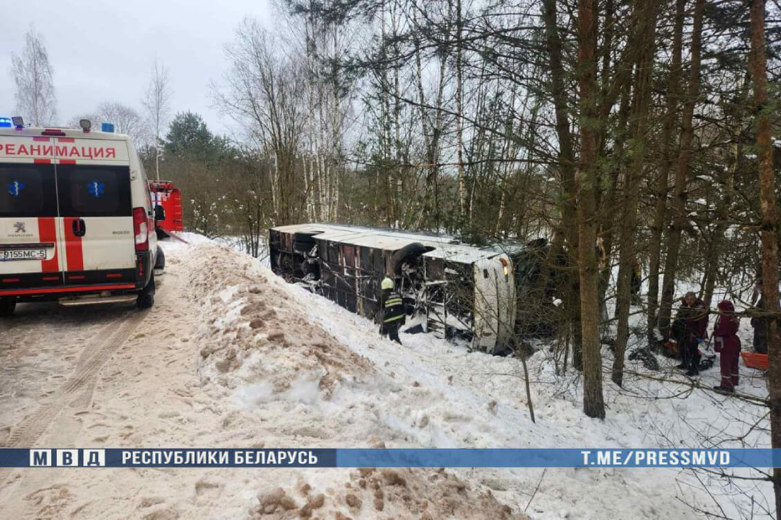 В Логойском районе перевернулся автобус с десятками пассажиров — двое в больнице