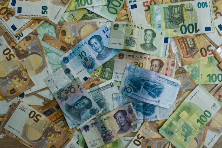 Евро и юань подорожали на биржевых торгах 17 февраля