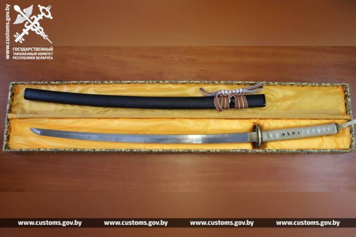 Таможня пресекла попытку незаконного ввоза меча в Беларусь