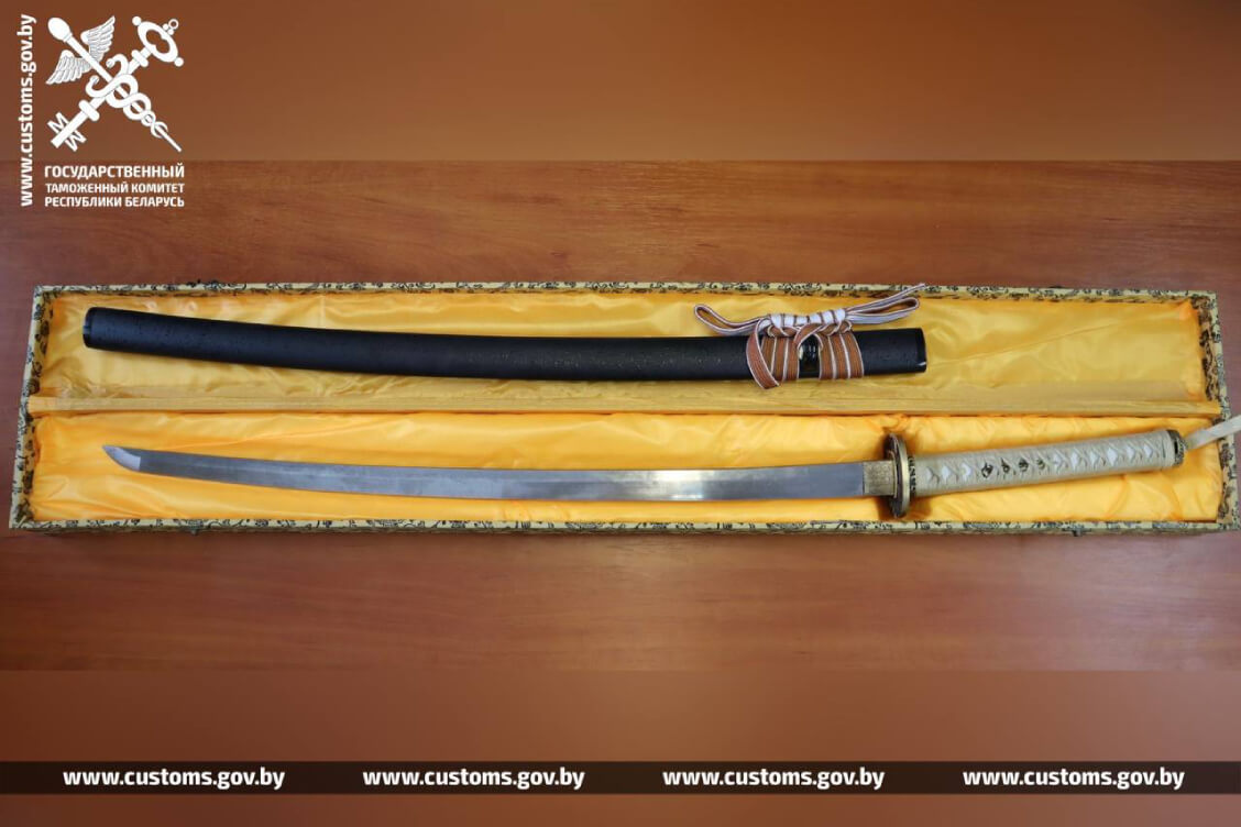Таможня пресекла попытку незаконного ввоза меча в Беларусь