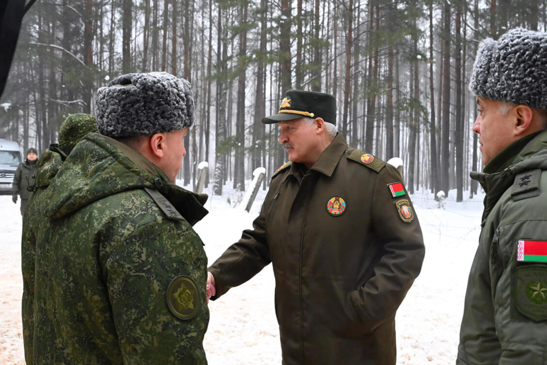 Лукашэнка на інспекцыі войскаў: Праверку праходзяць нават міністр абароны і дзяржсакратар, праверым усіх