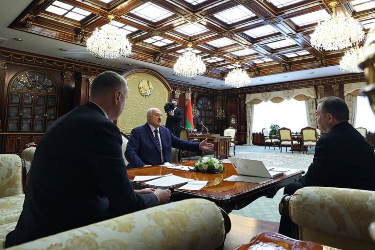 "Я што, павінен быў у сувязі з гэтымі санкцыямі праз ПАР ляцець у Вашынгтон?" — Лукашэнка пра адмову ад паездкі на “Савет міру”