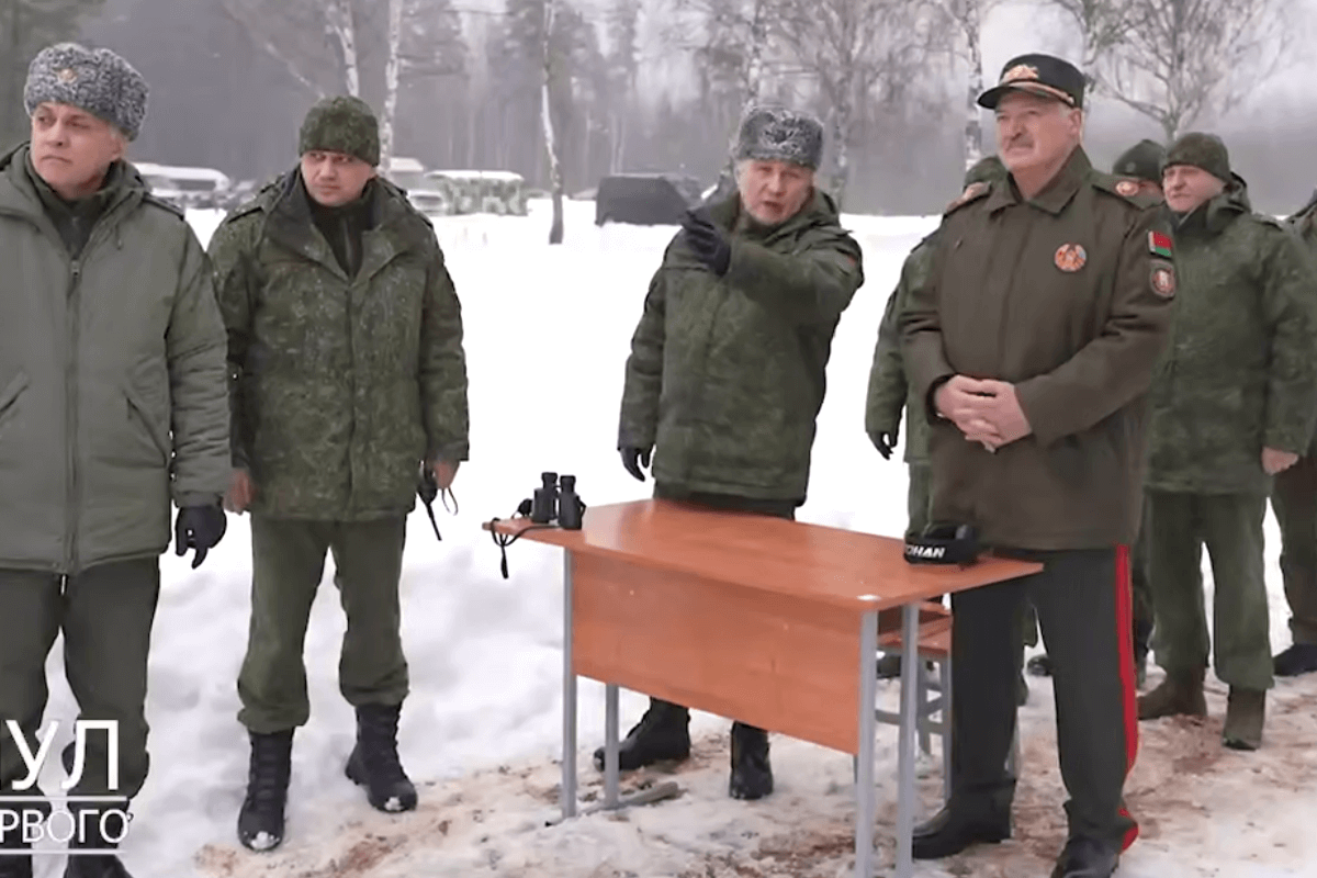 Родина в опасности, кругом враги. Зачем Лукашенко бесконечно проверяет боеготовность армии