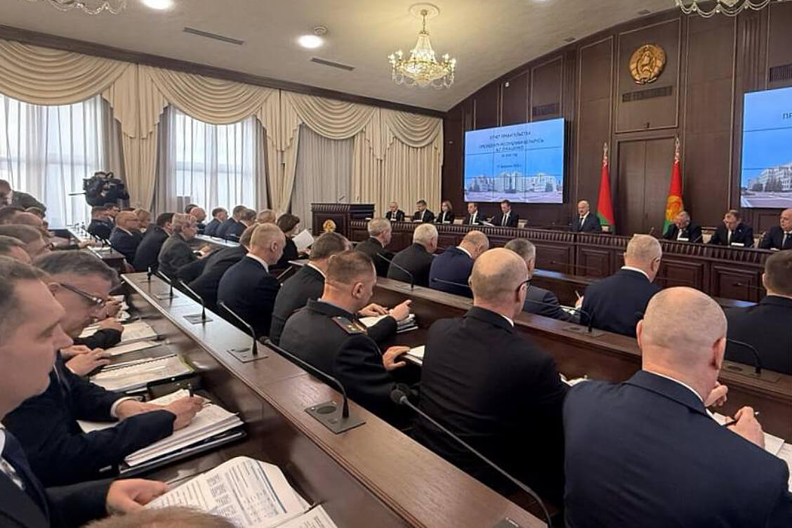 Лукашэнка папракнуў урад у слабым занурэнні ў галіновыя праблемы, Нацбанк — у 