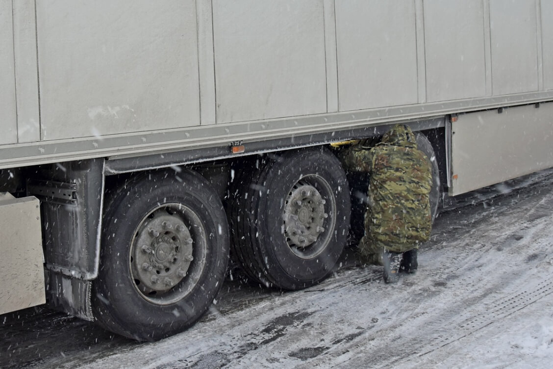При выезде из Польши задержан белорус — VIN-номер полуприцепа его автопоезда был изменен