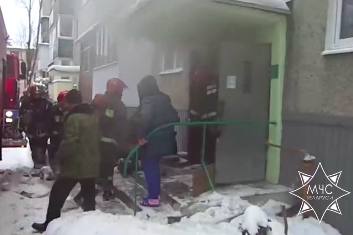 Из-за пожара в подвале пятиэтажного дома в Бобруйске потребовалось эвакуировать жильцов