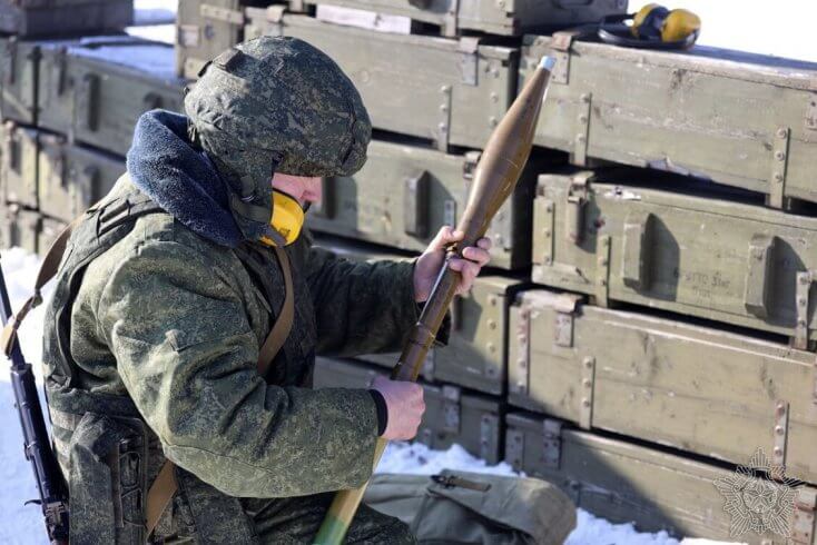 В рамка проверки боеготовности призванные из запаса военнослужащие отрабатывают стрельбу из гранатометов