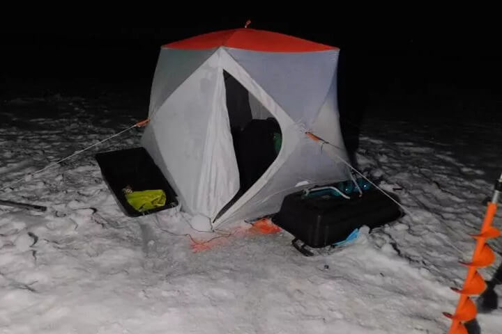 Трое рыбаков погибло в выходные в Минской области: один провалился под лед, двое задохнулось в палатке