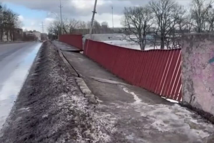 В Бобруйске перекрыто движение транспорта по путепроводу в связи с угрозой его обрушения