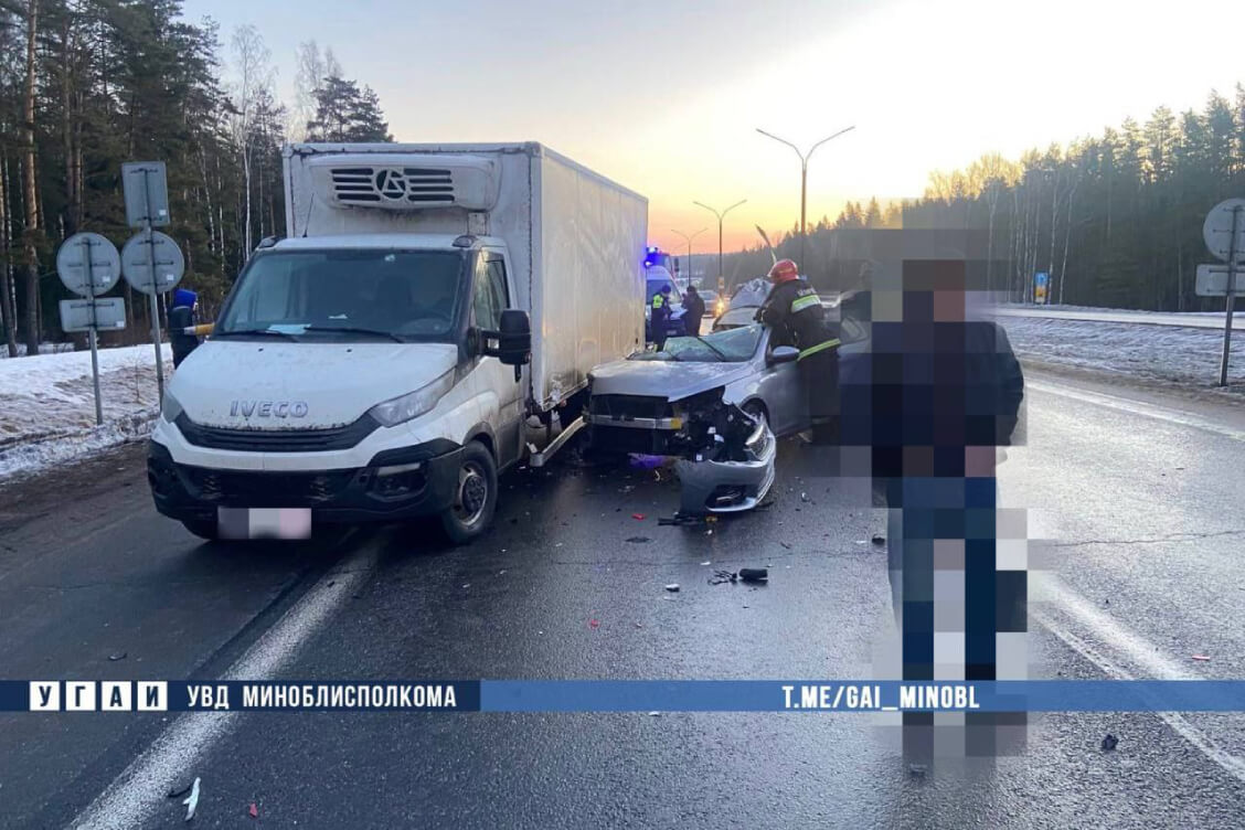 У выніку ДТЗ пад Мінскам шпіталізаваныя дарослы і дзіця