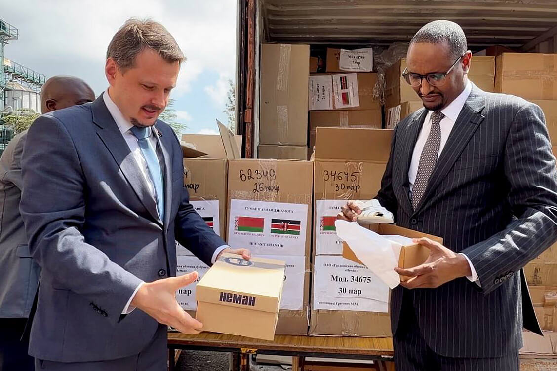 Беларусь передала пострадавшей от наводнений Кении гуманитарный груз — одежду, обувь и палатки
