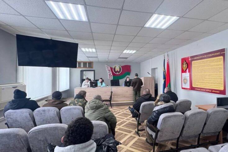 В Гродненском районе безработных отправили на уборку территории с целью “закрепить ответственное отношение к труду”