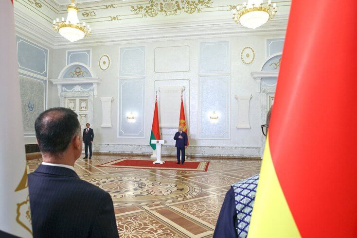 Помогающий РФ воевать в Украине Лукашенко вновь заявил о важности мира — надеется, что “человечеству хватит мудрости вовремя остановиться”