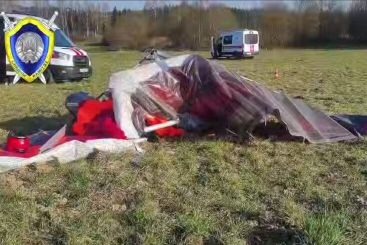 Два человека погибли при падении мотодельтаплана в Минском районе — СК