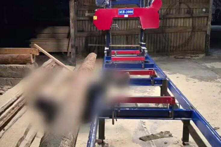 В Борисове на пилораме погиб рабочий — его придавило бревном