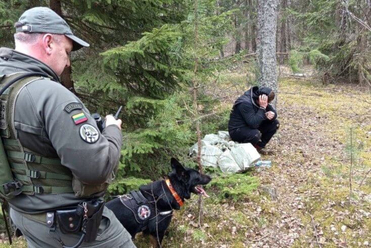 В Литве местный житель в очередной раз задержан при переноске контрабандных белорусских сигарет