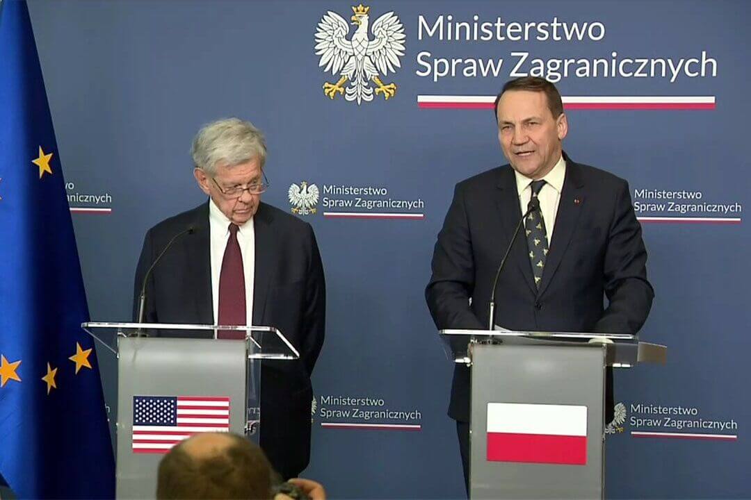 Сикорски допустил перезагрузку отношений с Минском после освобождения Почобута, но инициативу должен проявить Лукашенко