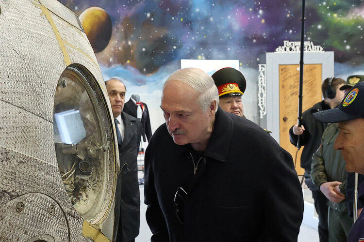 Лукашенко заявил о разработке в Беларуси лазера, который “сжигает беспилотники”