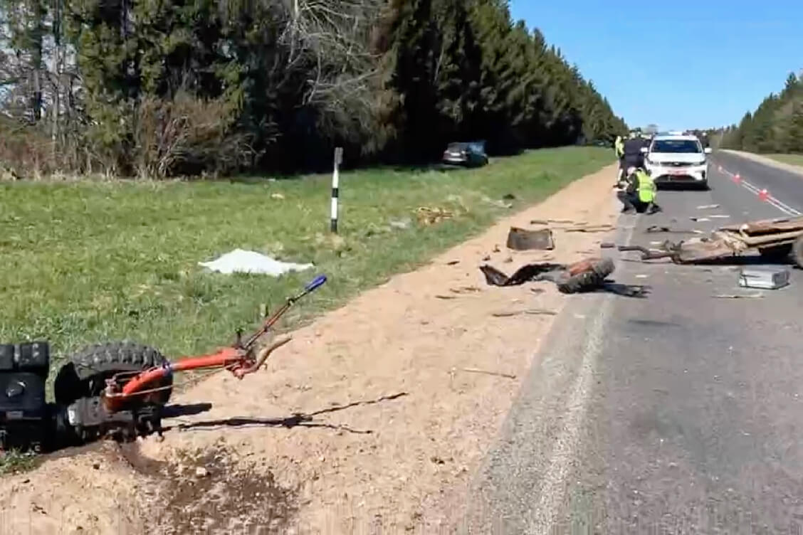 У Маладзечанскім раёне легкавы аўтамабіль урэзаўся ў мотаблок — двое загінулых