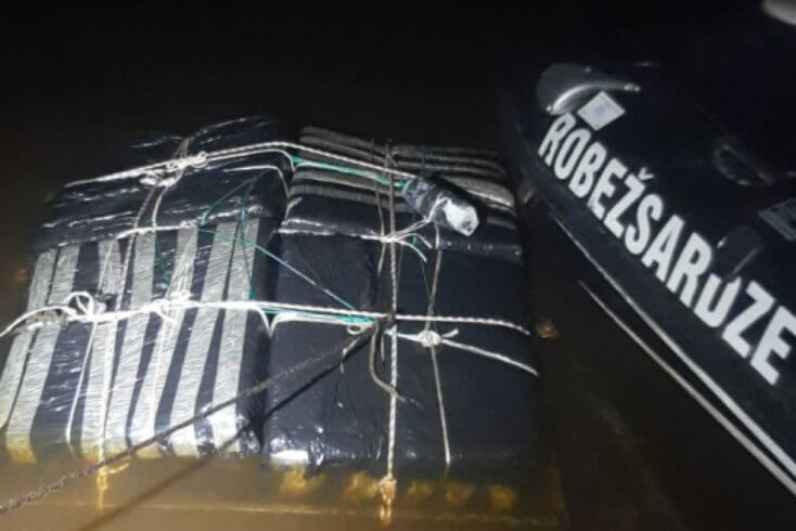 Латвийские пограничники извлекли из реки очередной плот с контрабандными белорусскими сигаретами