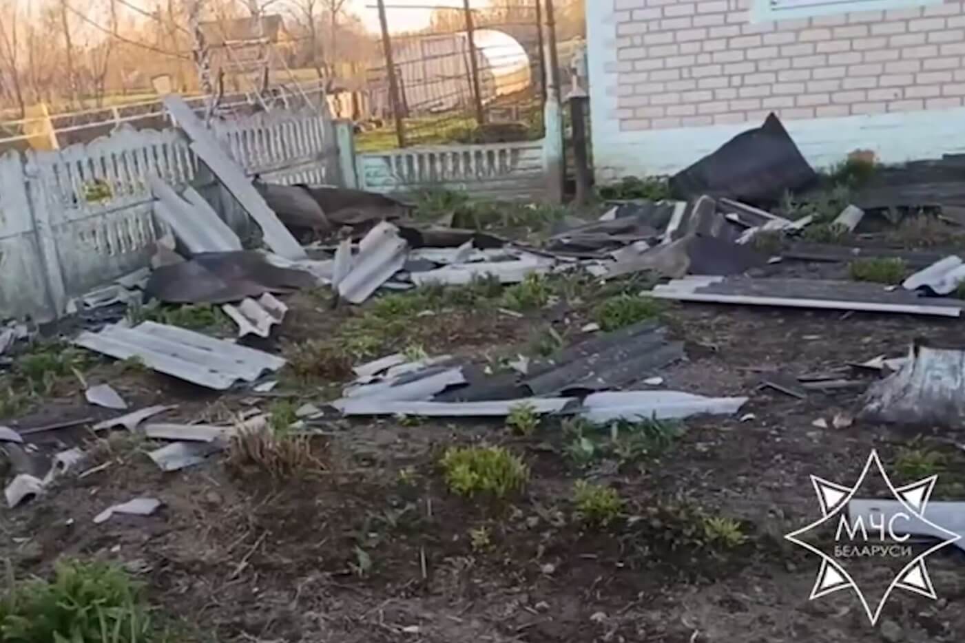 З-за моцнага ветру траўмавана 2 чалавекі, у тым ліку дзіця, пашкоджана 3 аўтамабілі, пацярпела 16 населеных пунктаў