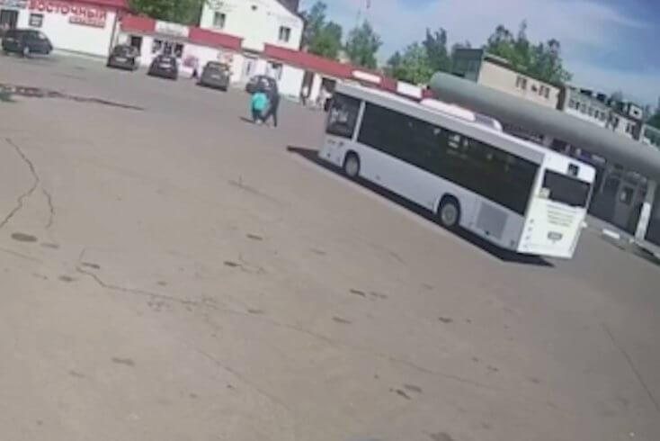 У Чавусах пара сужэнцаў загінула пад коламі аўтобуса без кіроўцы