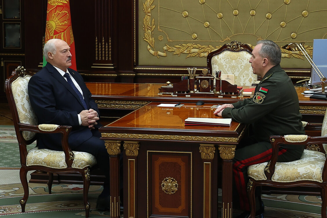  Łukašenka vows to keep troops ready for war
