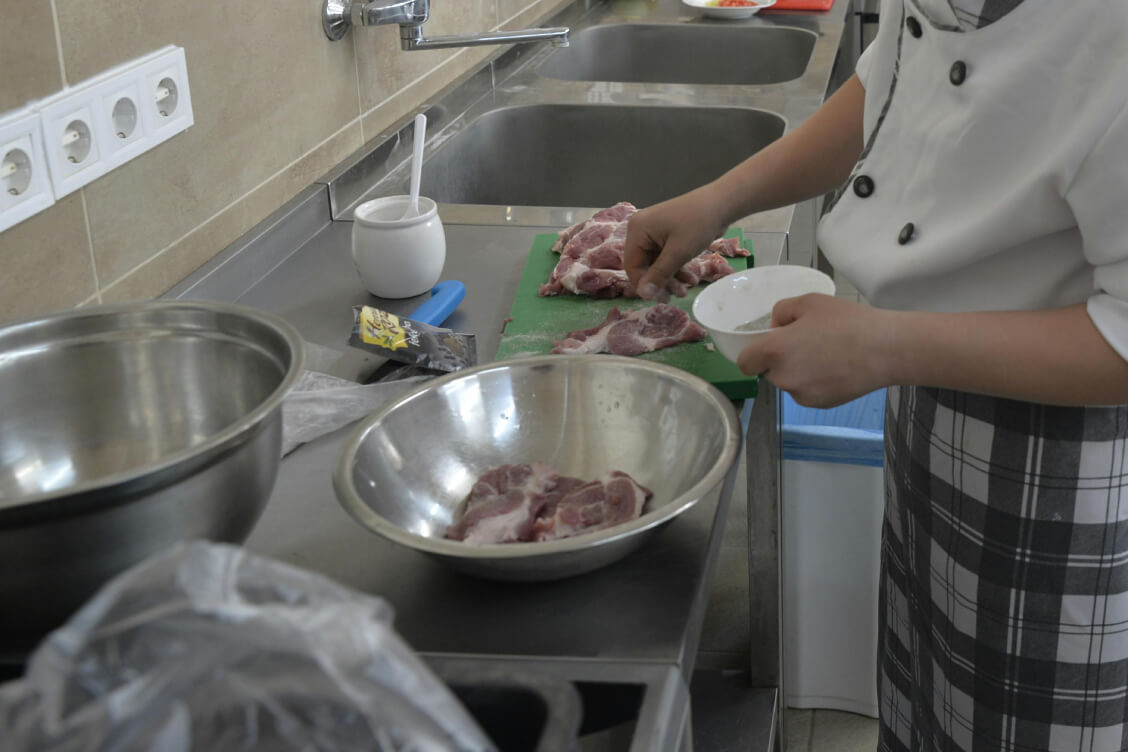 В Полоцком районе школьный повар обвиняется в краже продуктов — дело направлено в суд