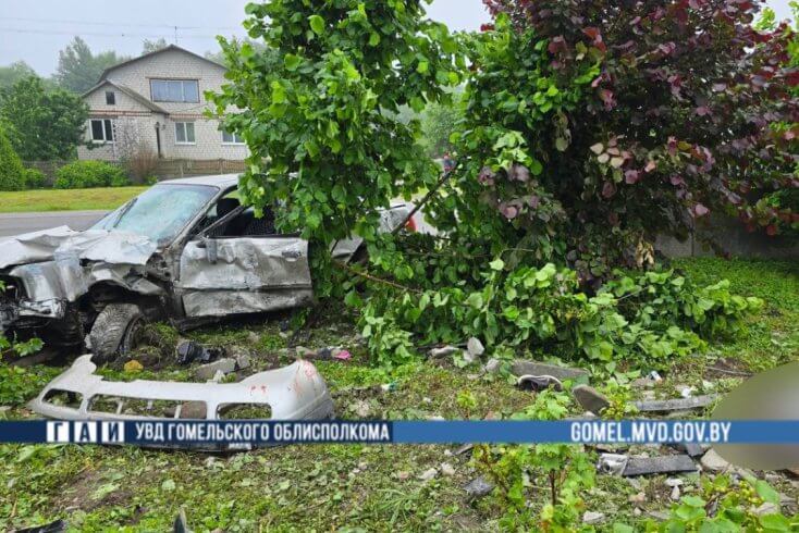 В Буда-Кошелевском районе автомобиль врезался в бетонное ограждение — водитель погиб, пассажир госпитализирован