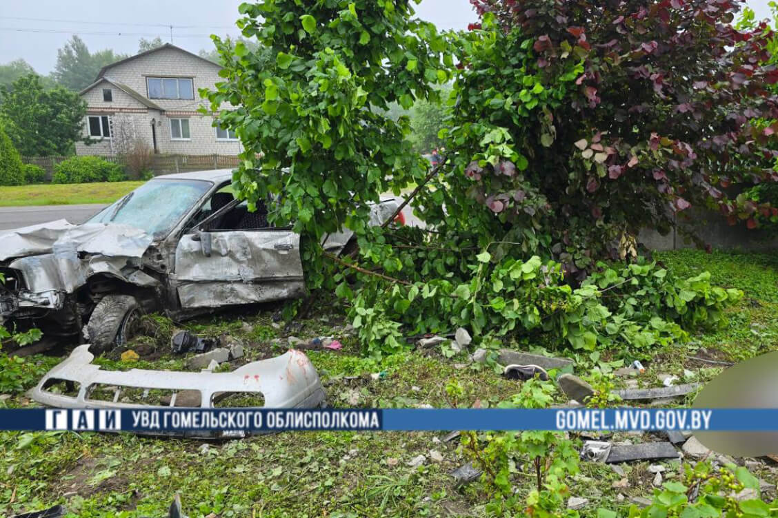 У Буда-Кашалёўскім раёне аўтамабіль урэзаўся ў бетонную агароджу — кіроўца загінуў, пасажыр шпіталізаваны
