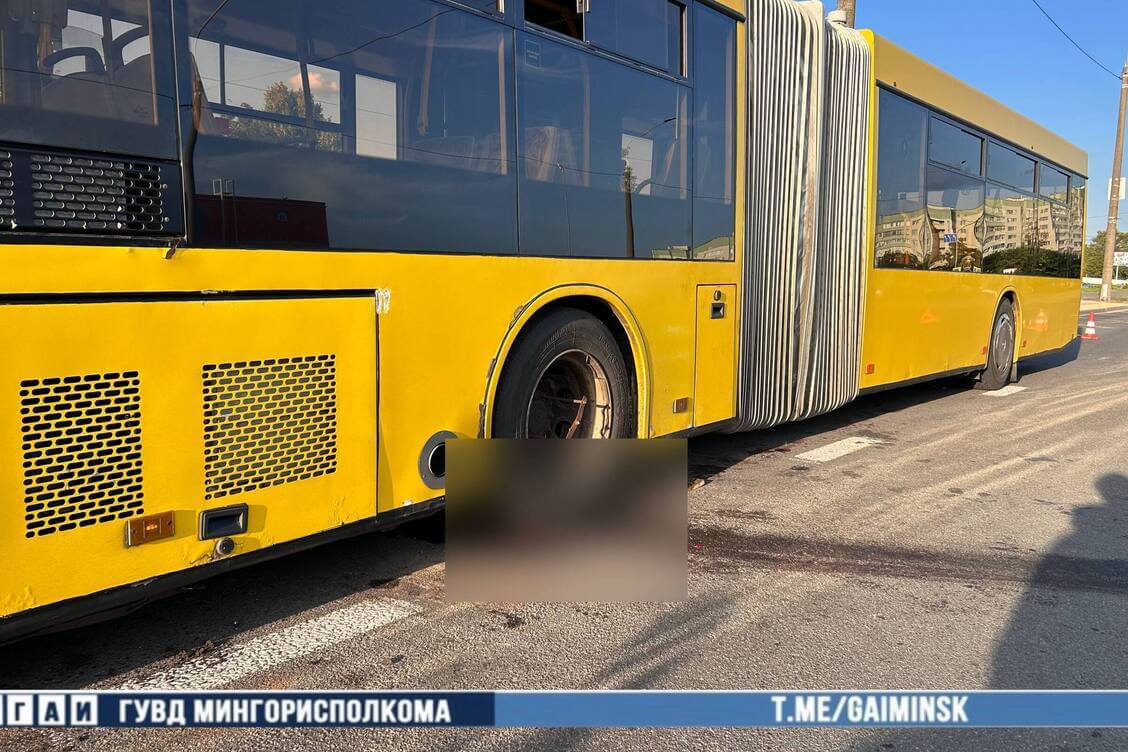 Кіроўца ў Мінску загінуў пад коламі аўтобуса — спрабаваў яго рамантаваць, не выключыўшы рухавік, і быў задаўлены