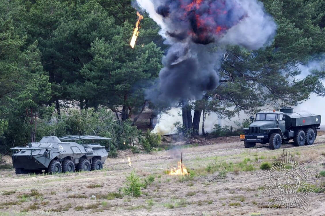 Белорусские военные учились защищать технику от дронов подручными средствами