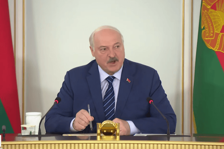 Лукашенко: Всех, кто не умеет работать, — в армию и в лес, на границу с Украиной