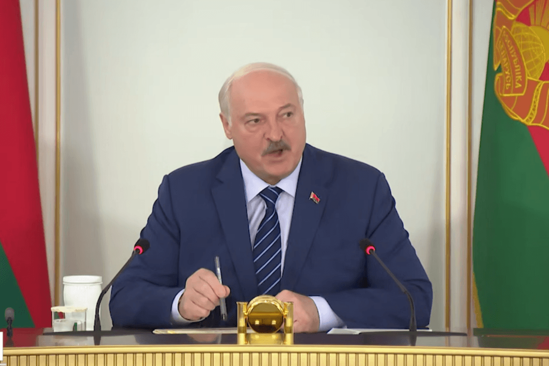 Лукашенко: Всех, кто не умеет работать, — в армию и в лес, на границу с Украиной