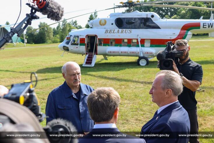 Лукашенко раскритиковал состояние полей в Минской области и потребовал "именем революции" привести все в порядок