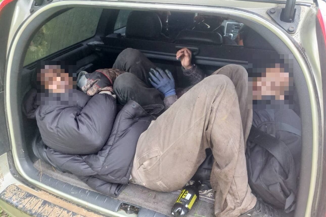 Затрыманы жыхар Латвіі, які перавозіў у салоне і багажным адсеку нелегалаў, што праніклі з Беларусі