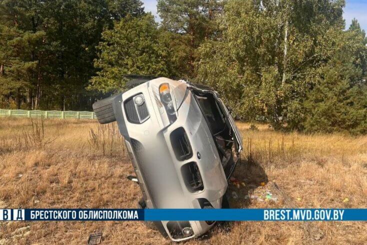 Малады кіроўца загінуў у ДТЗ пад Лунінцом — "БМВ" вылецеў у кювет і перакуліўся