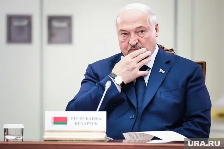 "Транзит власти". Лукашенко боится покидать трон, но подгоняет время, окружение и семья