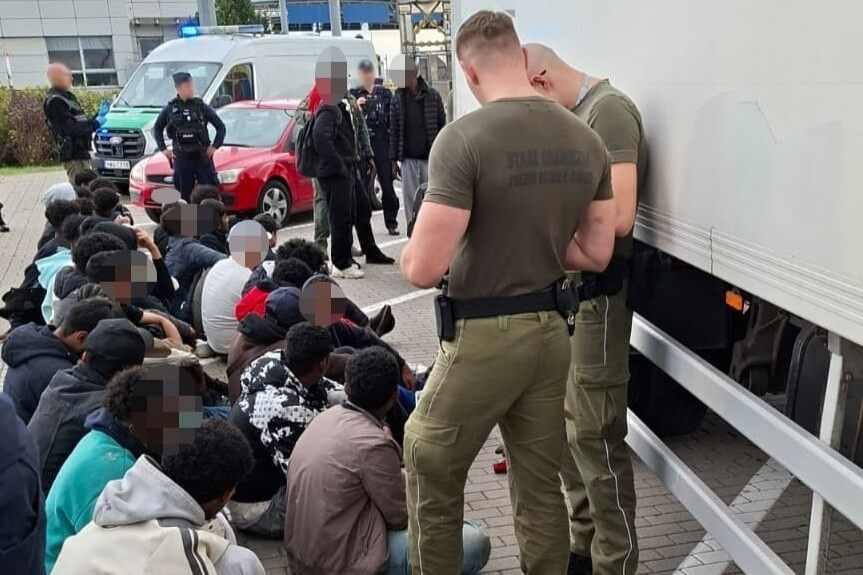 Два водителя из Сербии задержаны в Польше за перевозку в рефрижераторе 34 мигрантов