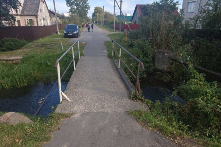 В Миорах утонула женщина — ехала на велосипеде через реку и упала с моста