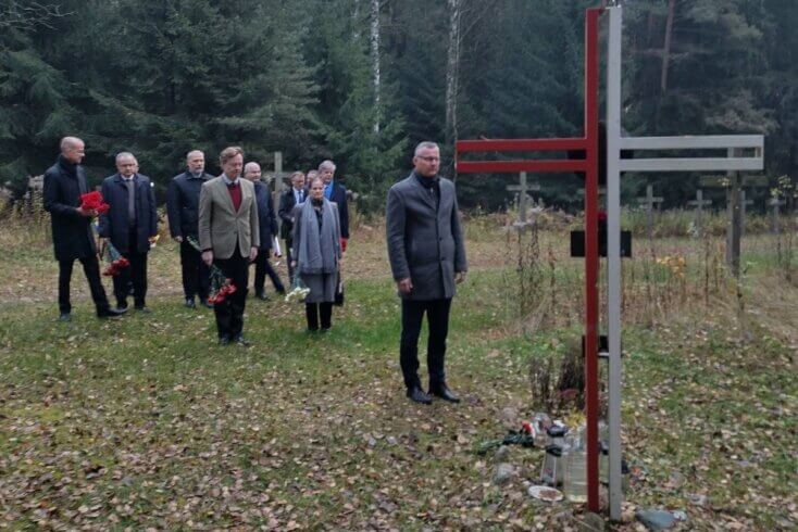 Прадстаўнікі дыпкорпуса ЕС і Вялікабрытаніі наведалі Курапаты ў гадавіну расстрэлу дзеячаў беларускай інтэлігенцыі