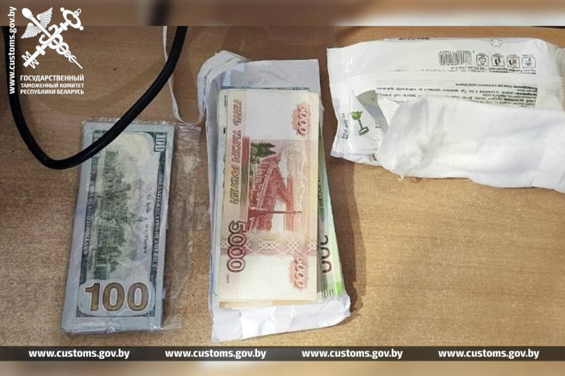 Супруги пытались провезти из Польши в Беларусь незадекларированную валюту, спрятав деньги в упаковках от салфеток